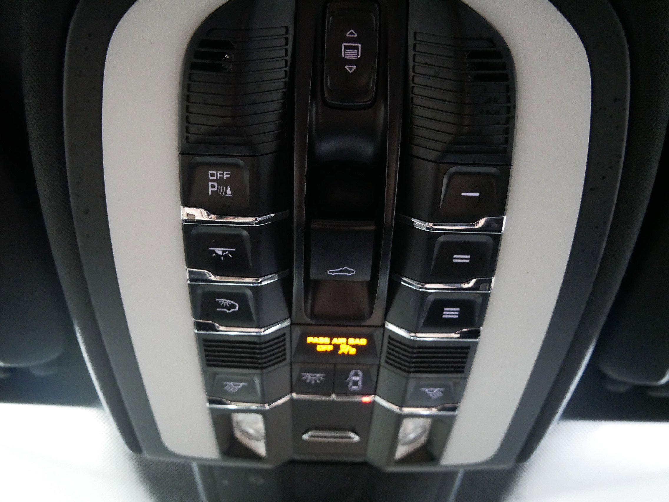 Used 2013 Porsche Cayenne S image 32