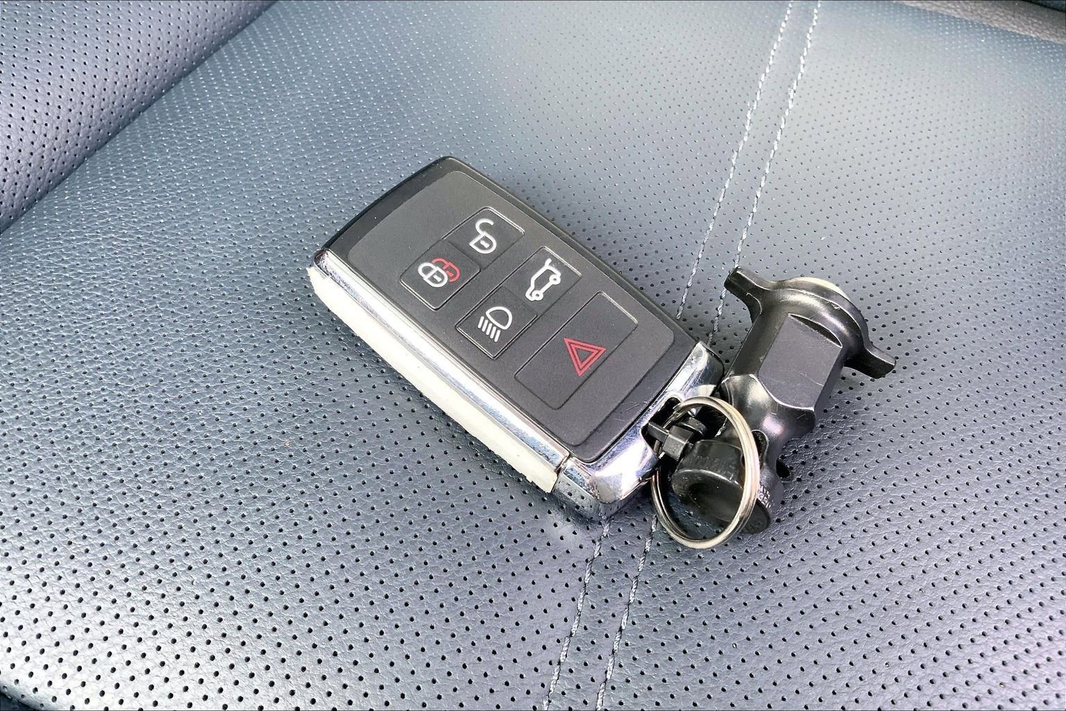 Used 2026 Land Rover Range Rover Velar Dynamic SE image 13