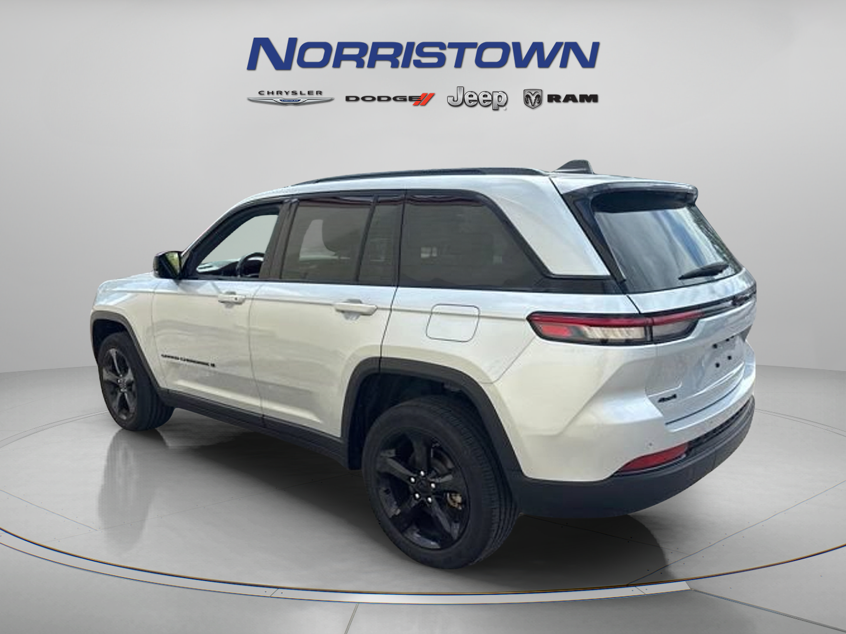 Used 2023 Jeep Grand Cherokee Altitude AWD/4WD image 4