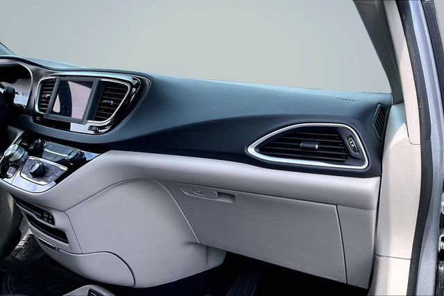Used 2020 Chrysler Voyager L FWD image 24