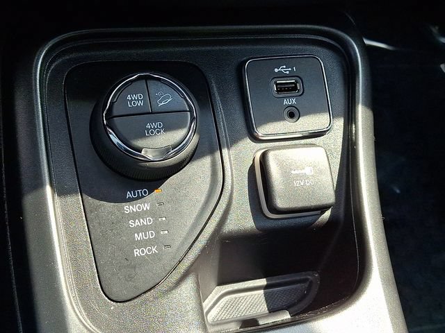 Used 2020 Jeep Compass Trailhawk w/ Cold Weather Group AWD/4WD image 23