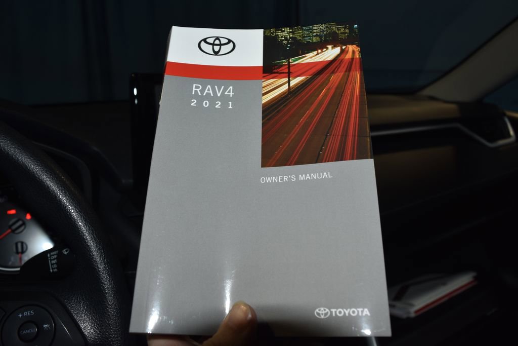 Used 2021 Toyota RAV4 LE image 10