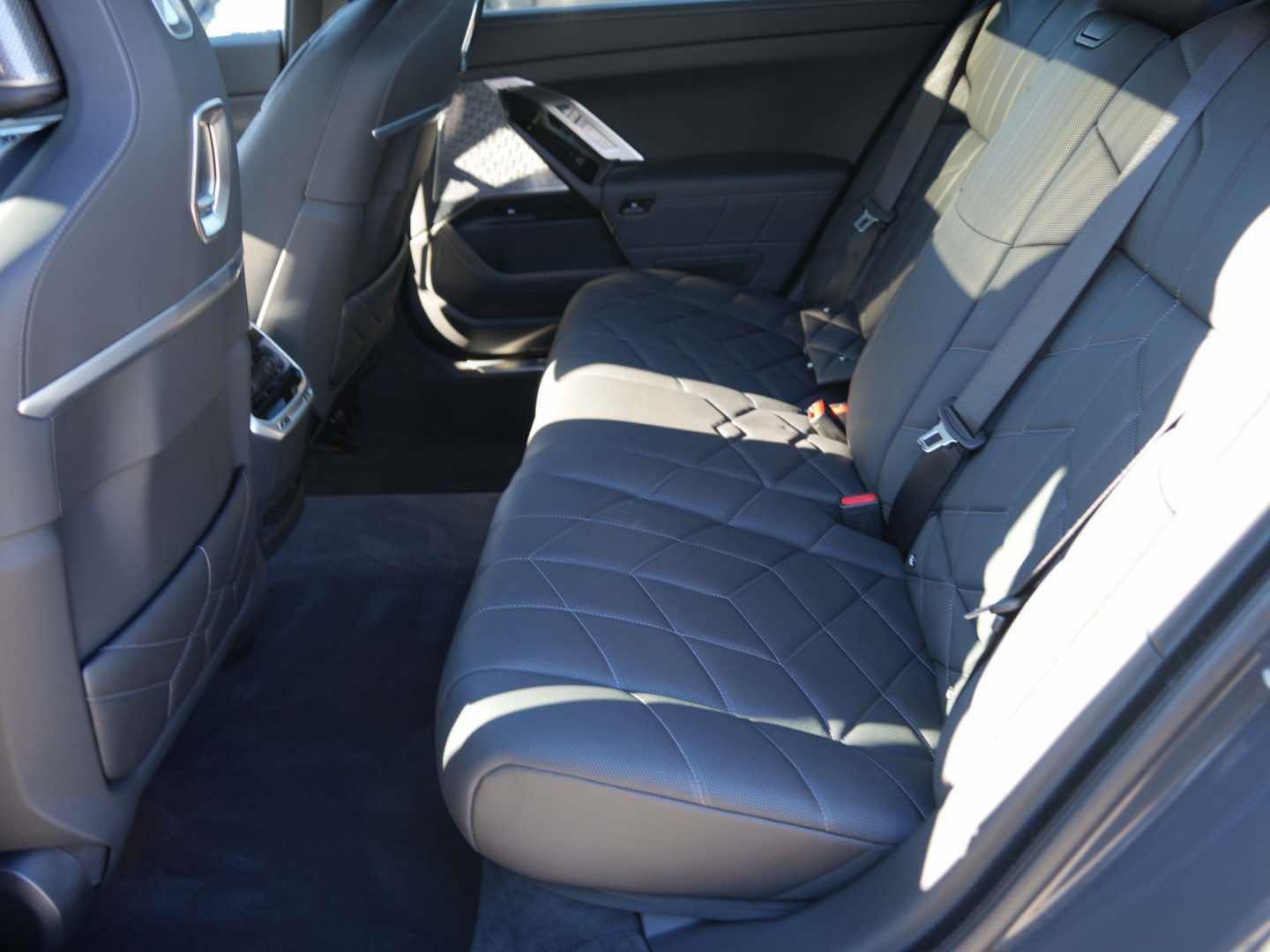 Used 2025 BMW 760i xDrive w/ Executive Package image 13