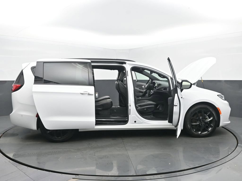 Used 2025 Chrysler Pacifica Limited image 55