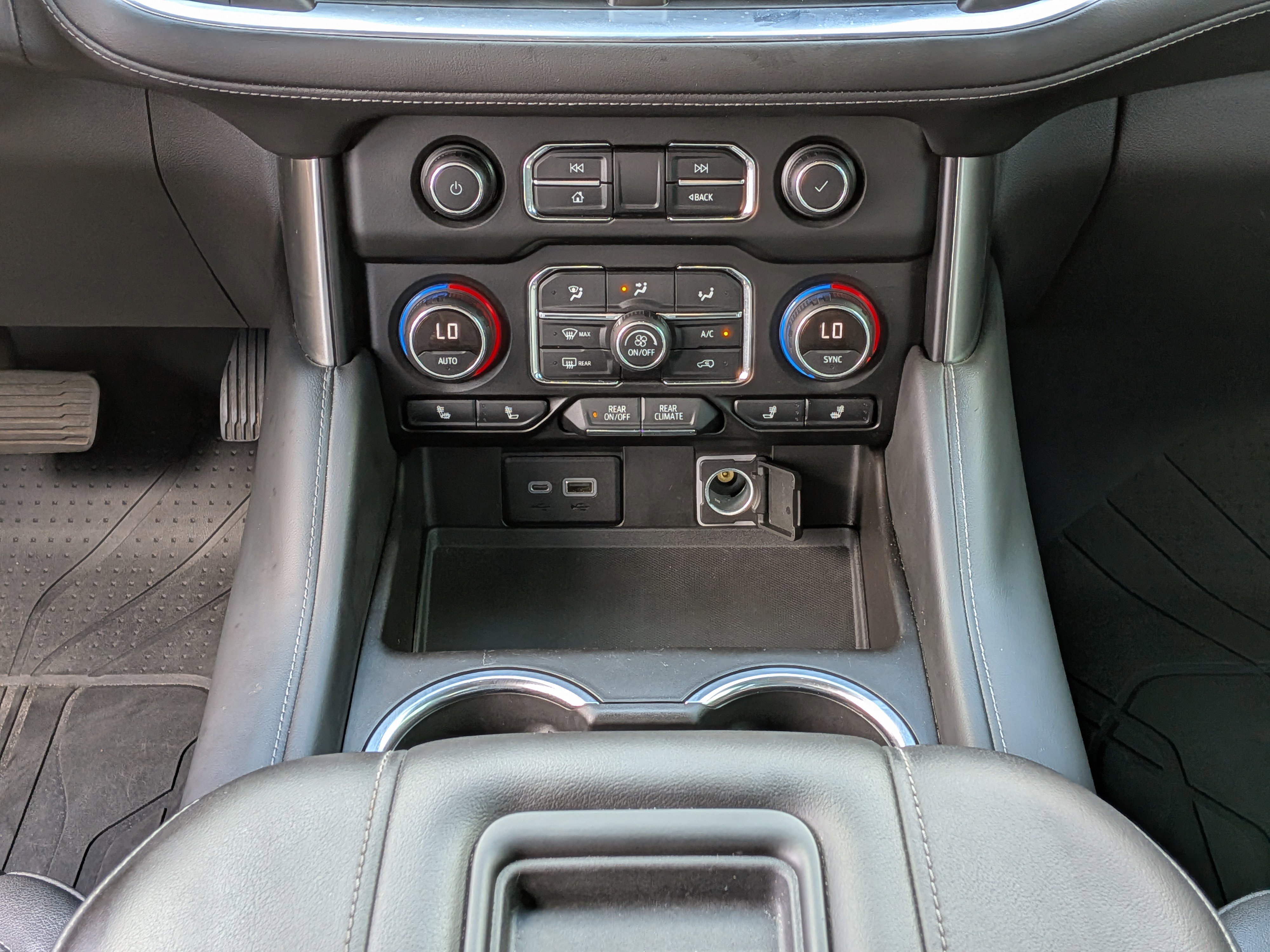 Used 2021 Chevrolet Suburban LT w/ Luxury Package RWD image 20