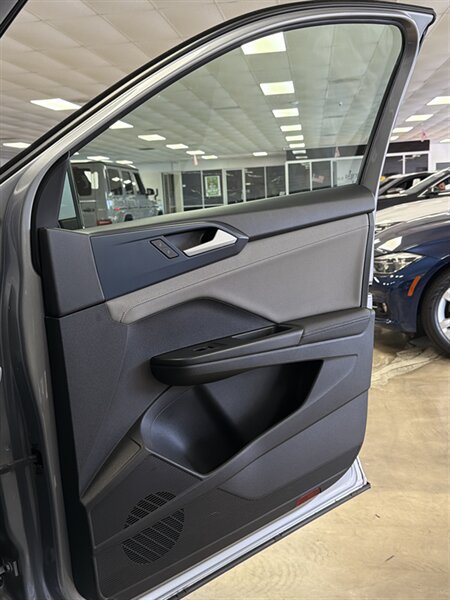 Used 2024 Volkswagen Taos SE FWD image 18
