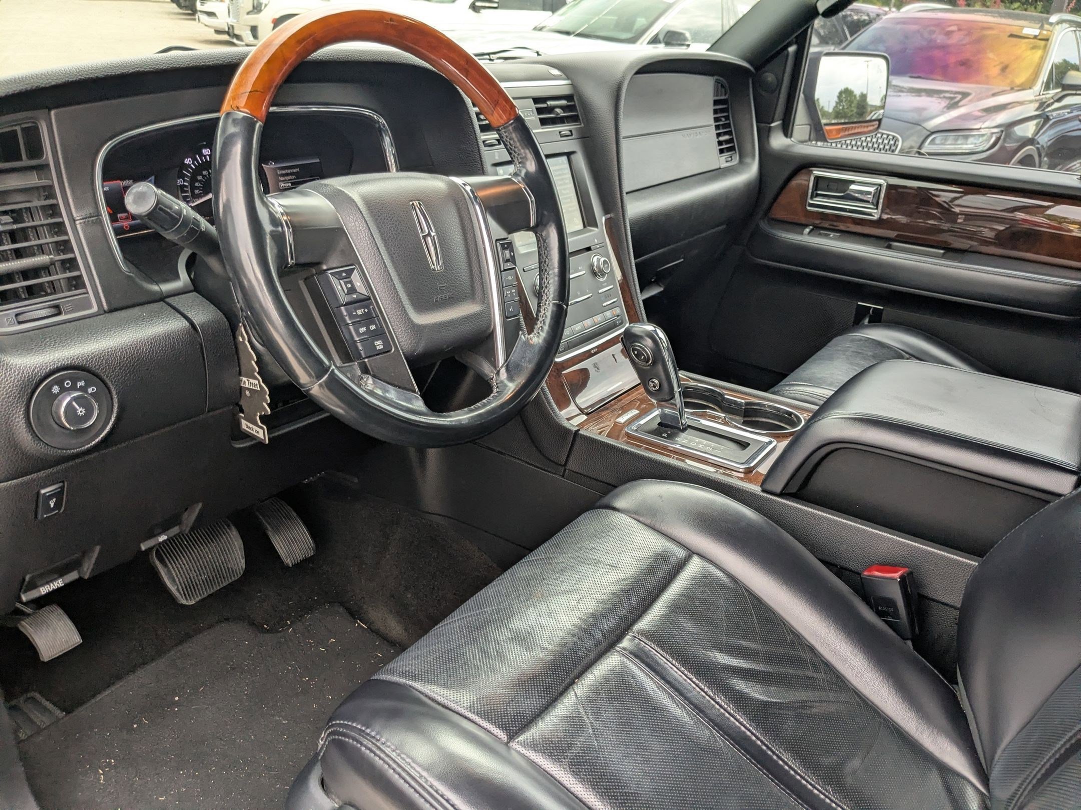 Used 2017 Lincoln Navigator L Select image 10