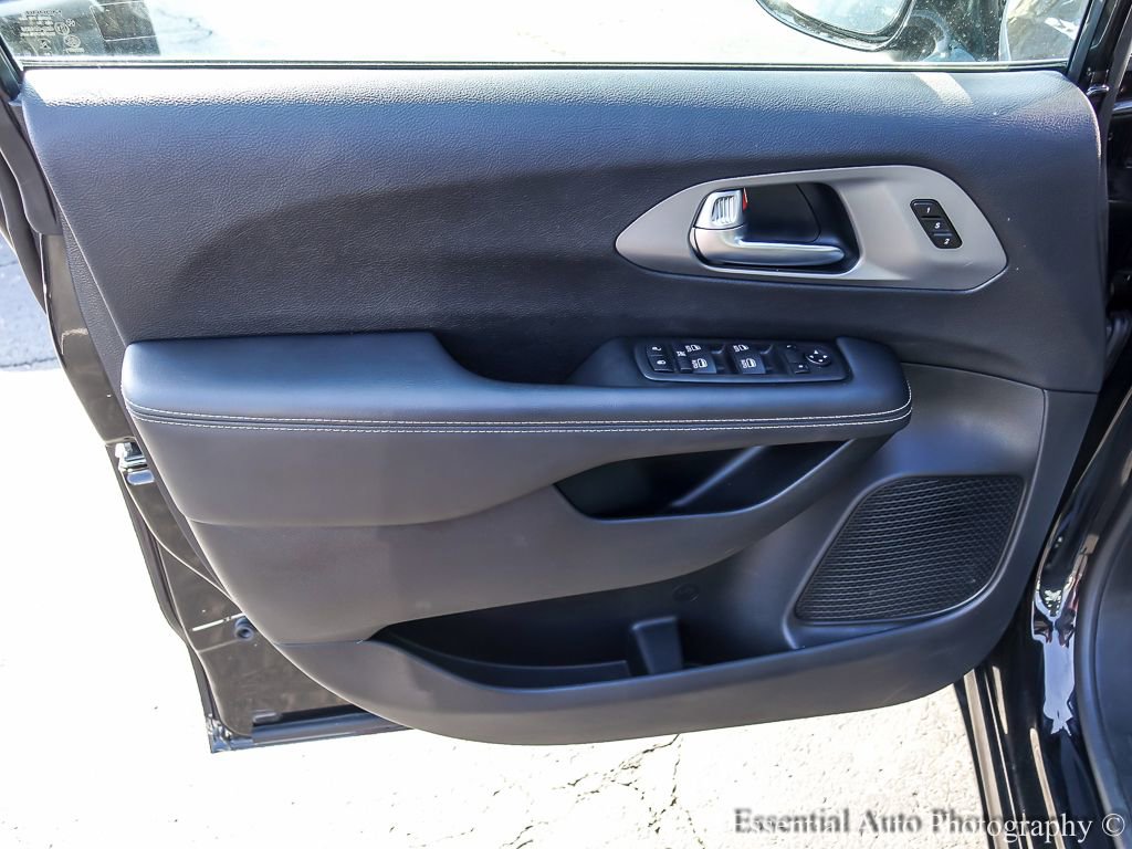 Used 2025 Chrysler Pacifica Select FWD image 26
