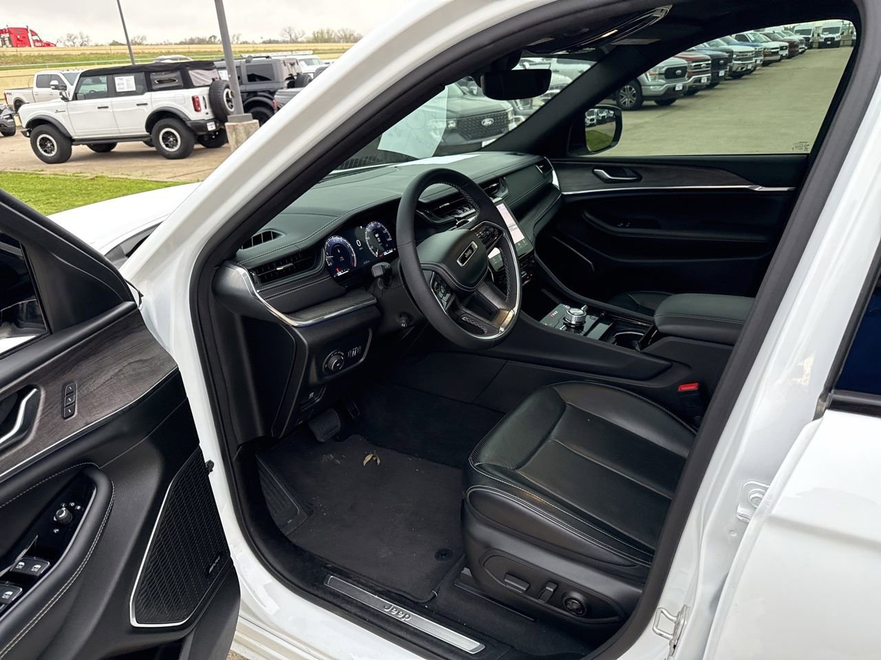 Used 2024 Jeep Grand Cherokee L Overland w/ Rear Seat Video Group I image 20