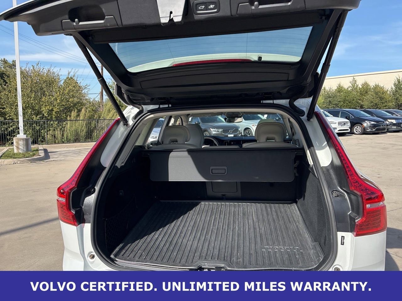 Used 2023 Volvo XC60 B5 Ultimate w/ Climate Package image 9