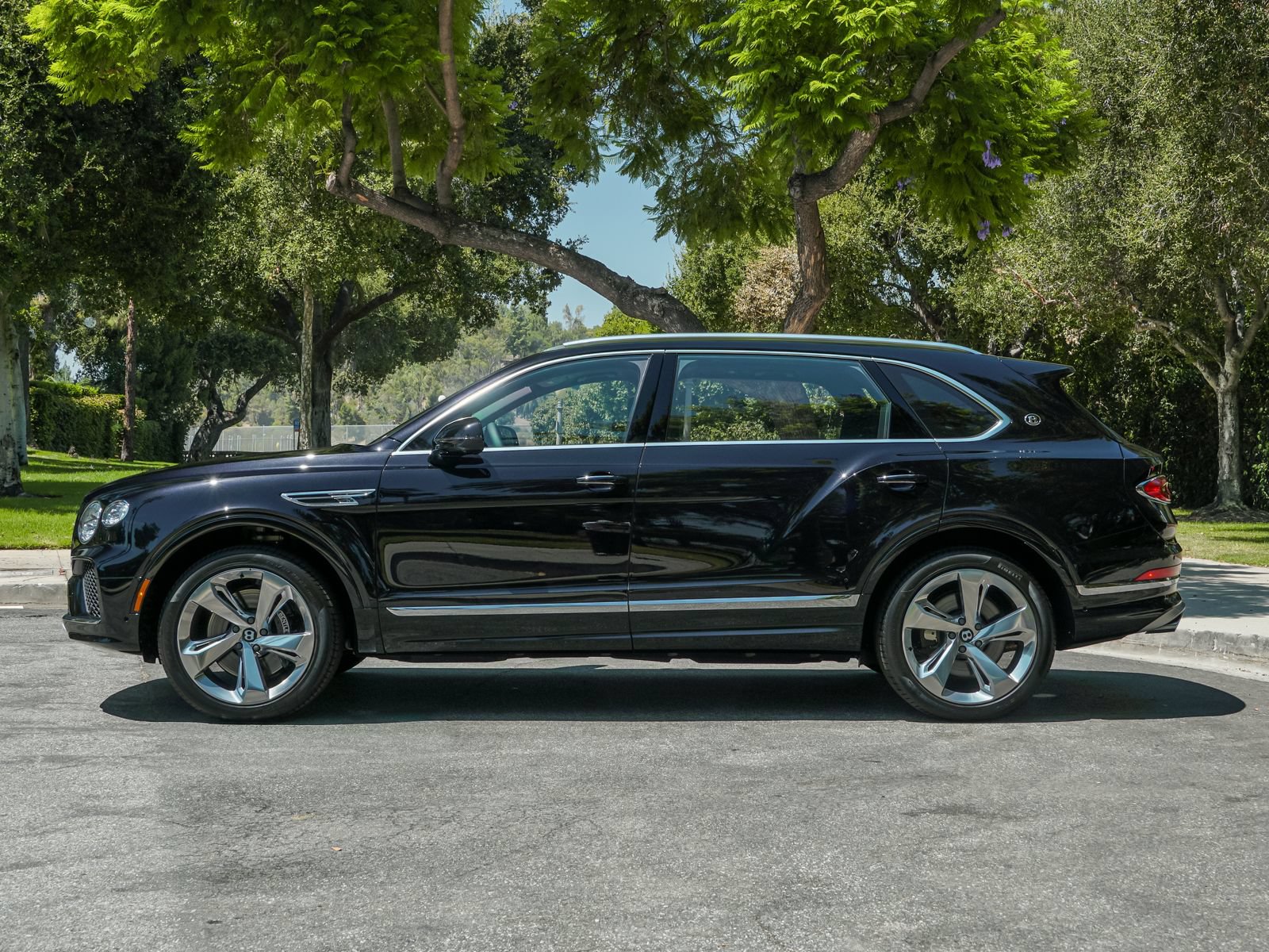 New 2025 Bentley Bentayga Extended Wheelbase AWD/4WD image 3