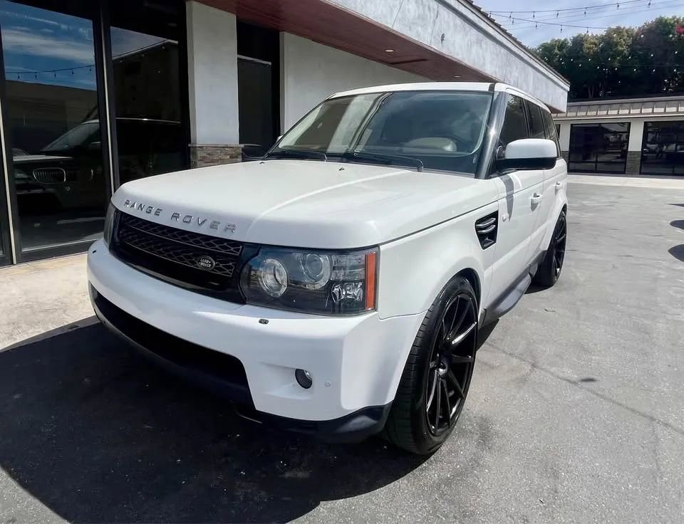 Used 2013 Land Rover Range Rover Sport HSE image 3