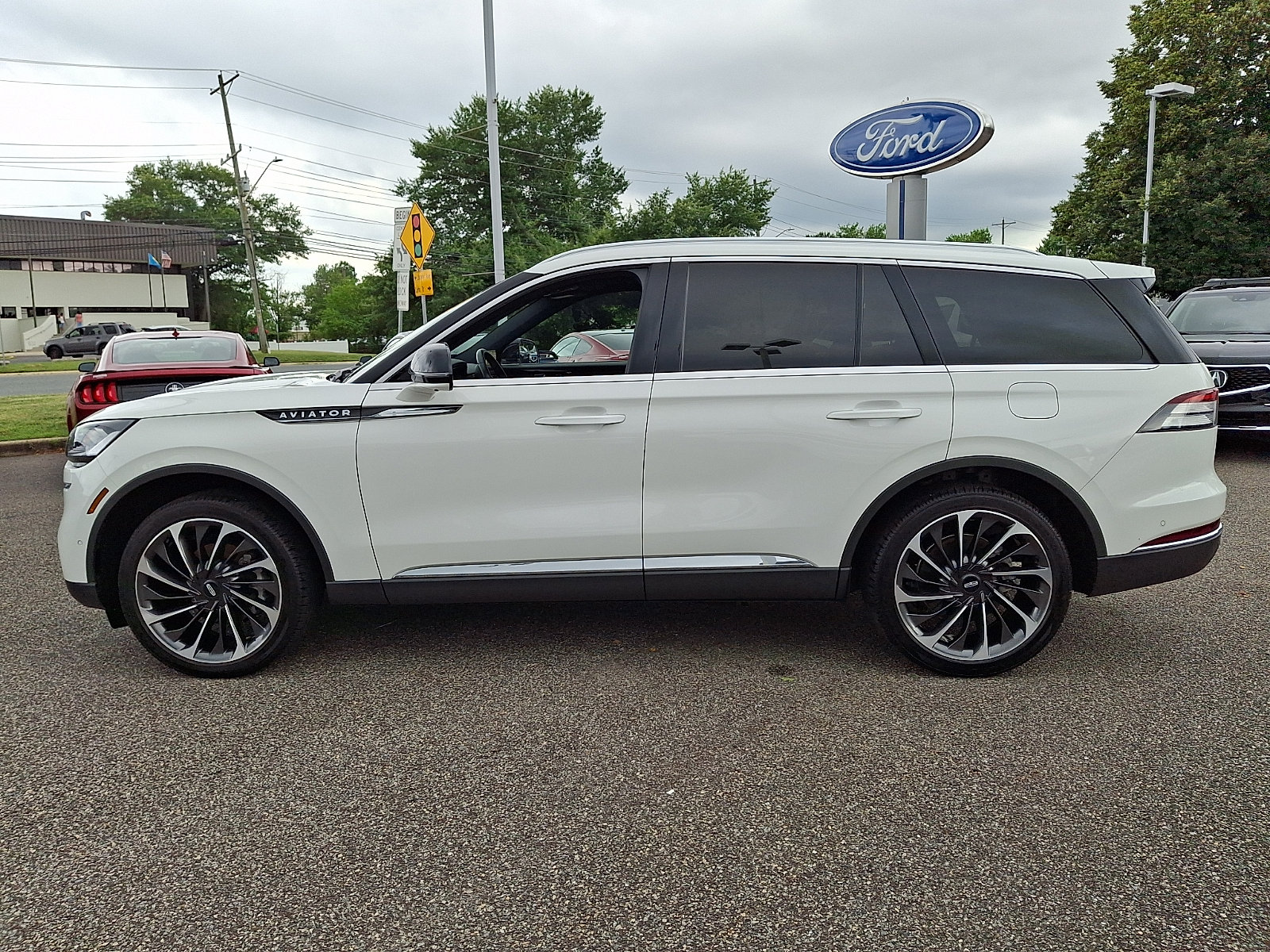 Used 2023 Lincoln Aviator Reserve w/ Equipment Group 201A AWD/4WD image 6