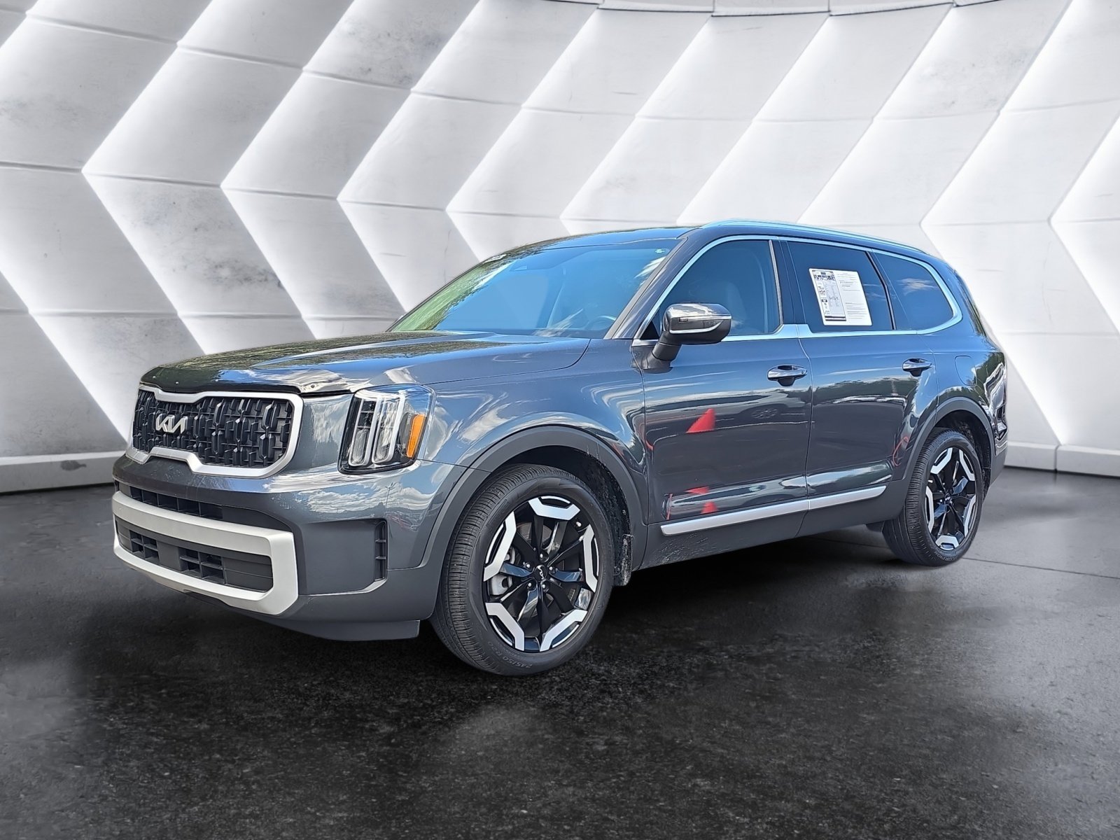 Used 2024 Kia Telluride EX w/ EX Captain's Chair Package image 1