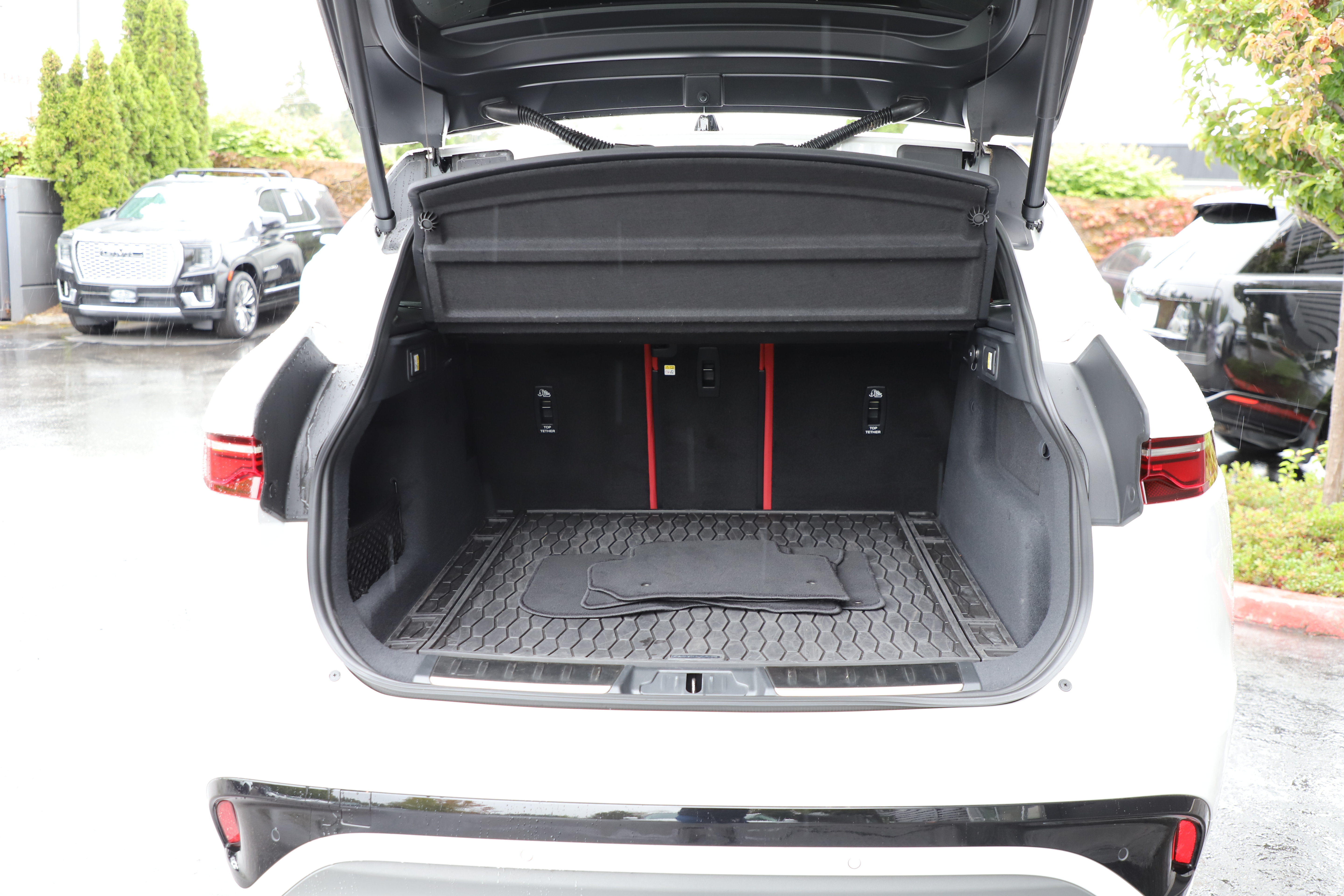 Certified 2025 Jaguar F-PACE R-Dynamic S AWD/4WD image 15