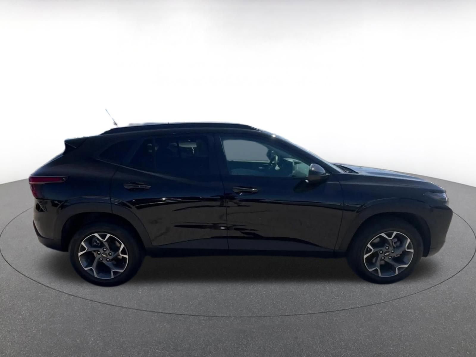 Used 2025 Chevrolet Trax LT FWD image 16