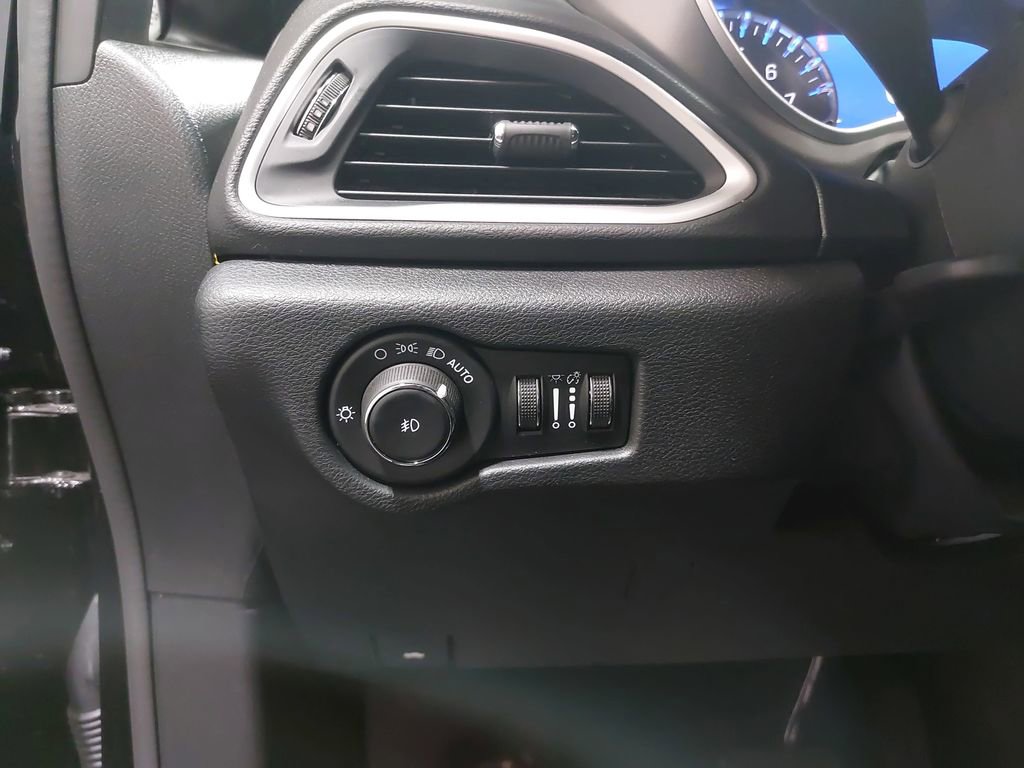 Used 2025 Chrysler Pacifica Select image 28