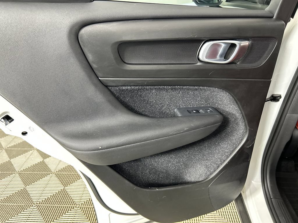 Used 2019 Volvo XC40 T5 Momentum AWD/4WD image 15