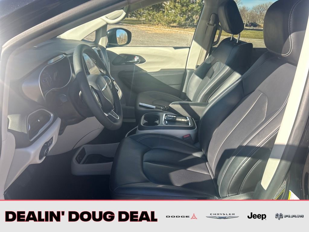 Used 2024 Chrysler Pacifica Touring-L image 10