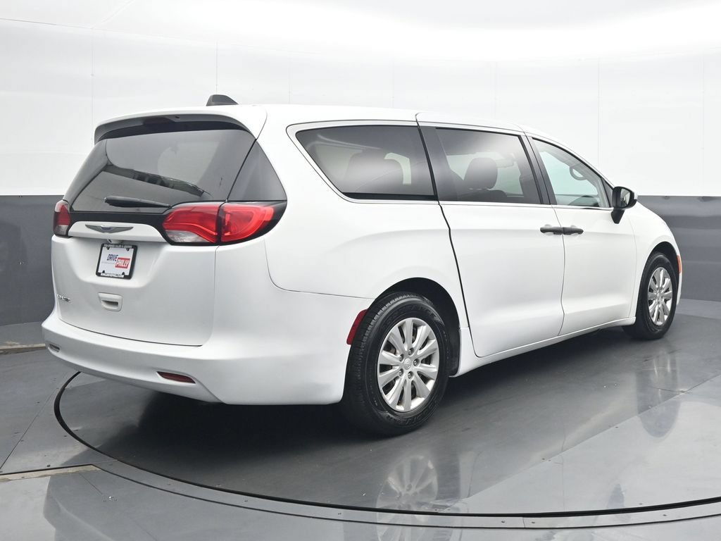 Used 2020 Chrysler Voyager L FWD image 6