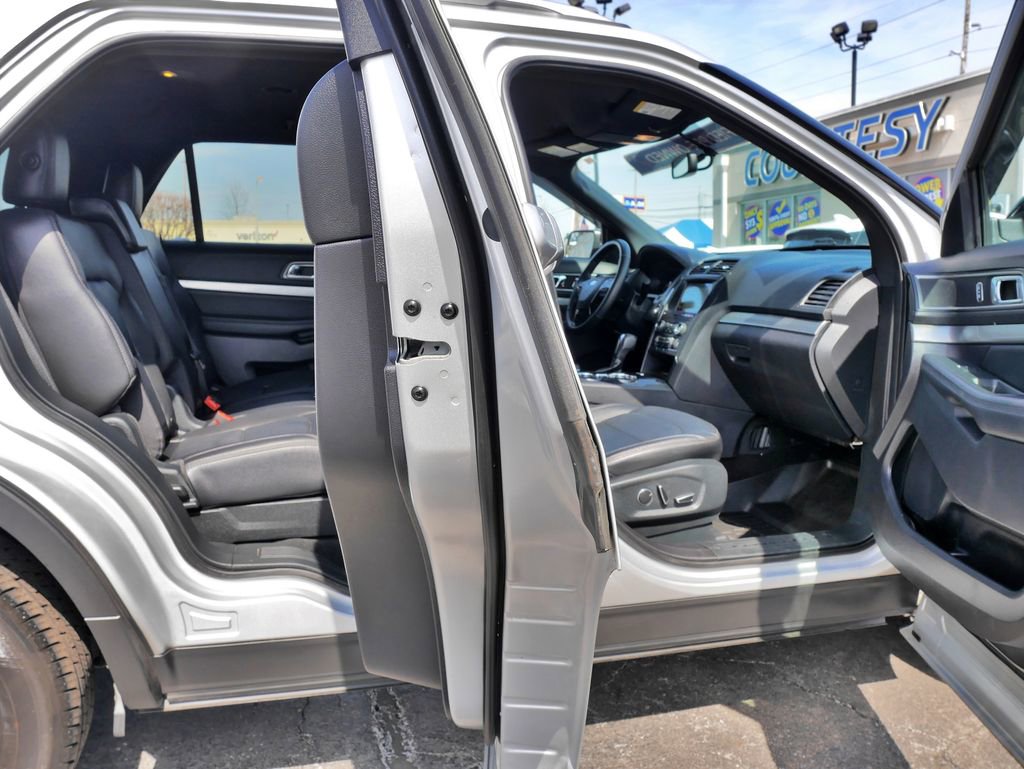 Used 2018 Ford Explorer XLT w/ Equipment Group 202A image 10