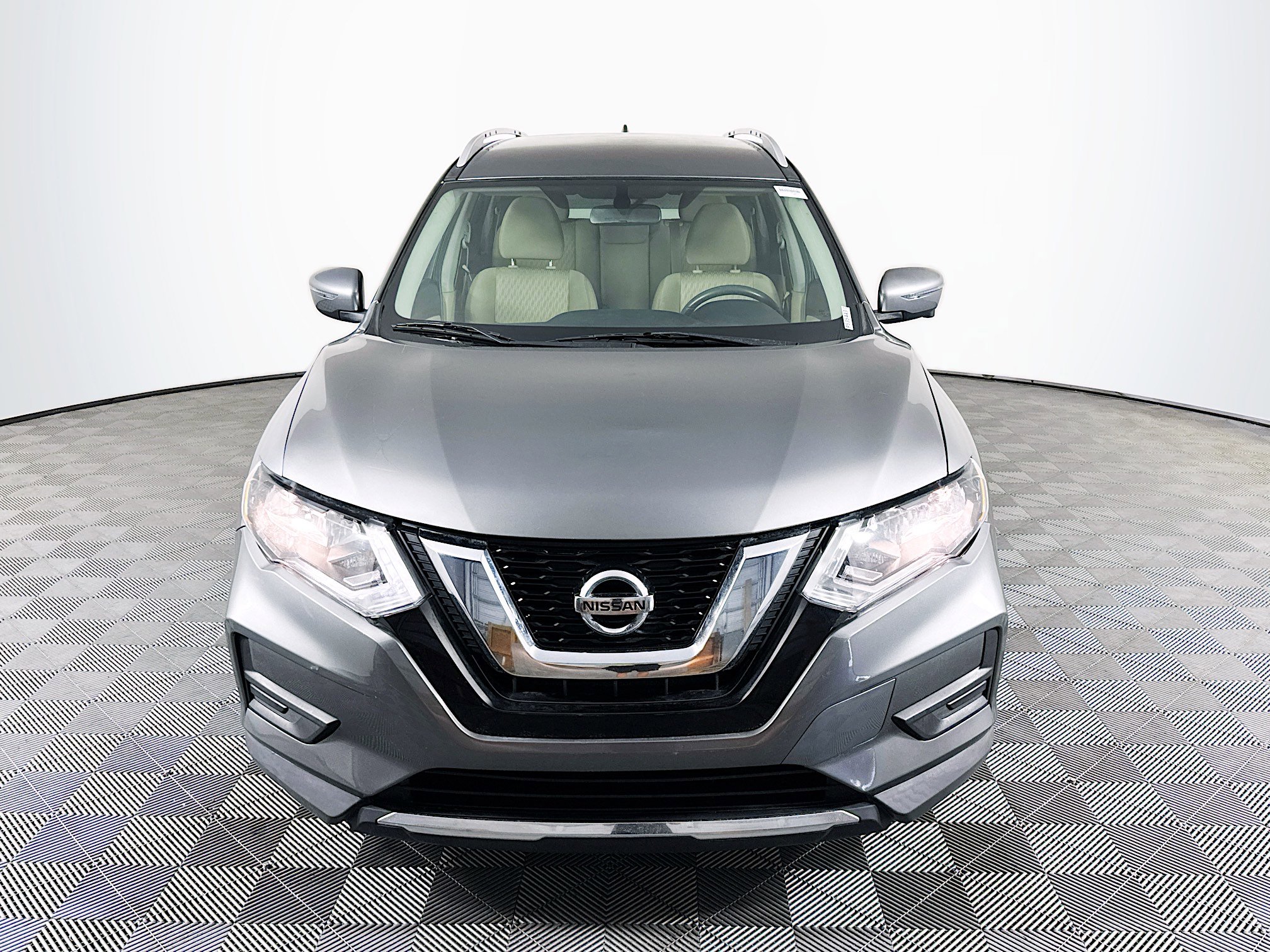 Used 2017 Nissan Rogue SV w/ SV Premium Package image 2