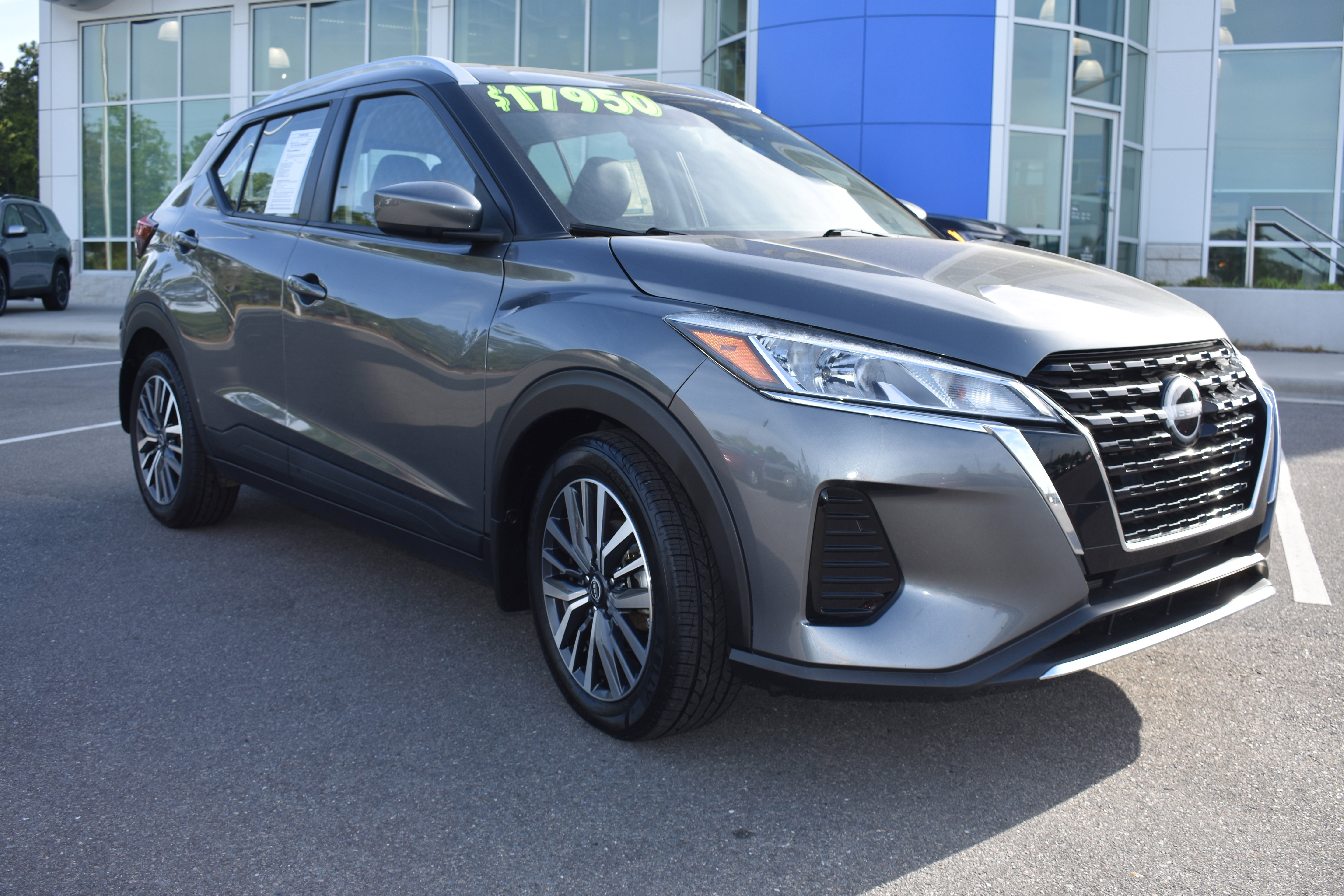 Used 2024 Nissan Kicks SV image 3
