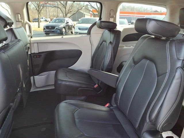Used 2024 Chrysler Pacifica Touring-L image 6