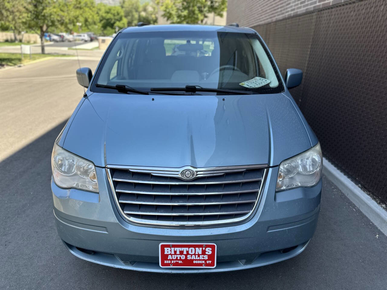Used 2010 Chrysler Town & Country Touring image 4