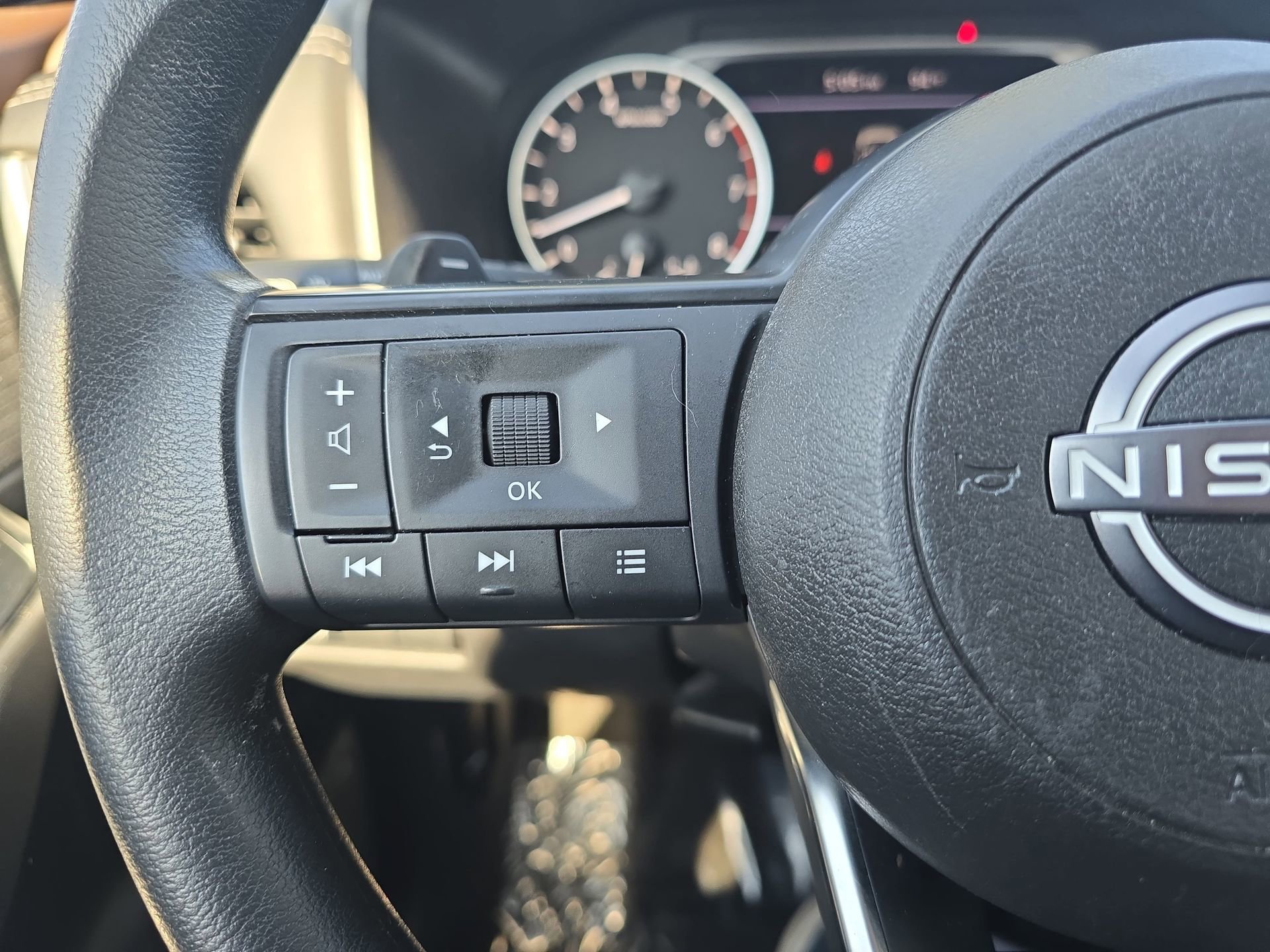 Used 2023 Nissan Rogue S AWD/4WD image 16