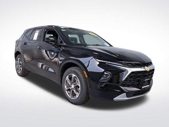 Used 2025 Chevrolet Blazer LT AWD/4WD image 2