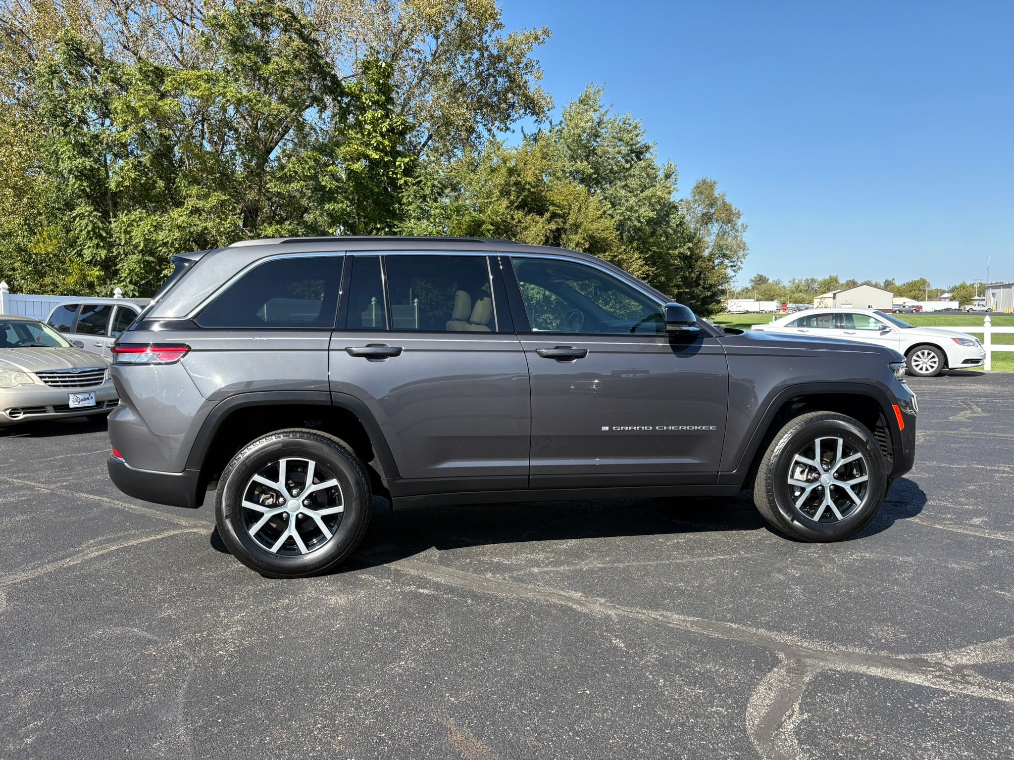 Used 2025 Jeep Grand Cherokee Limited w/ Luxury Tech Group II AWD/4WD image 13