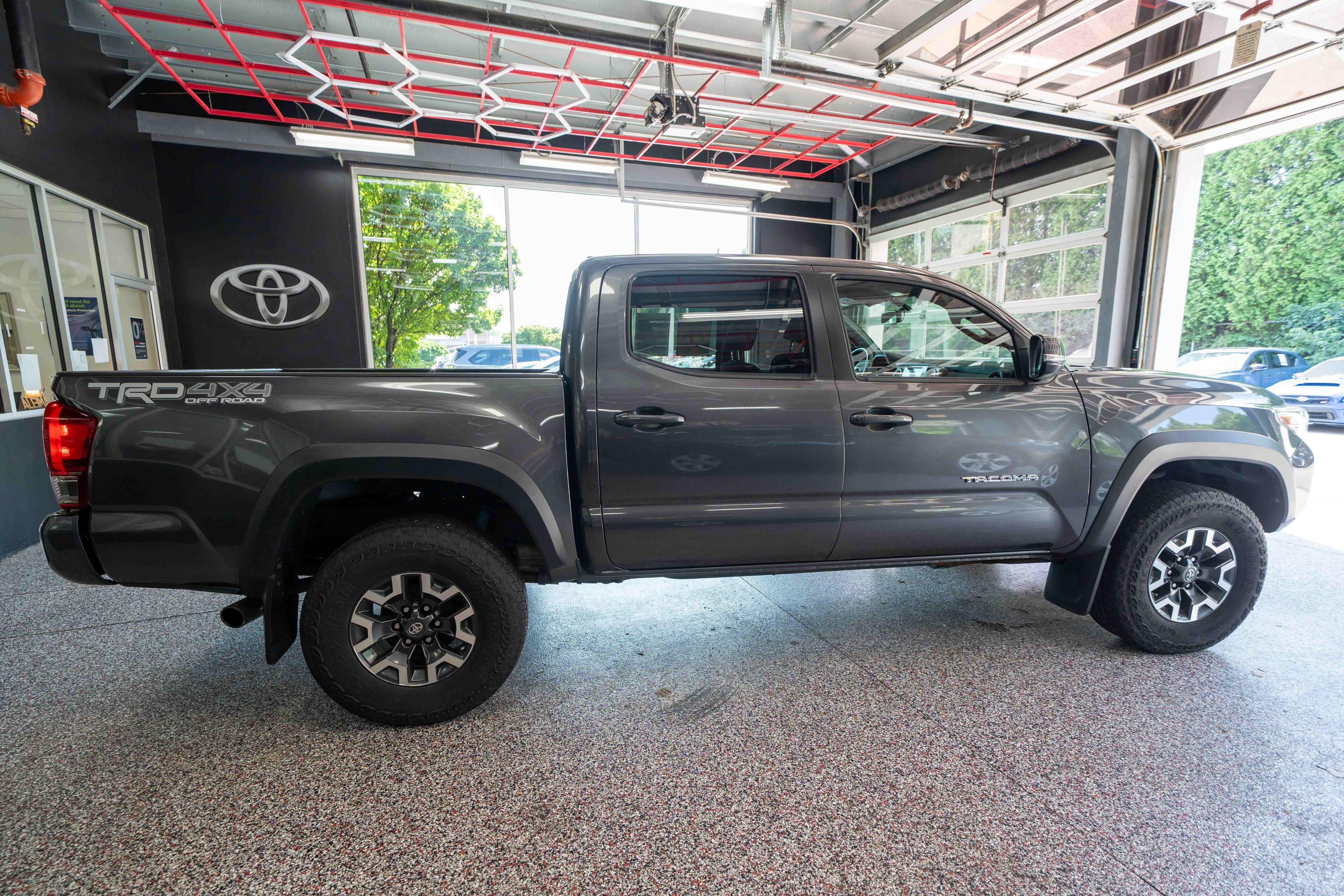 Used 2017 Toyota Tacoma TRD Off-Road w/ Premium & Technology Package AWD/4WD image 5