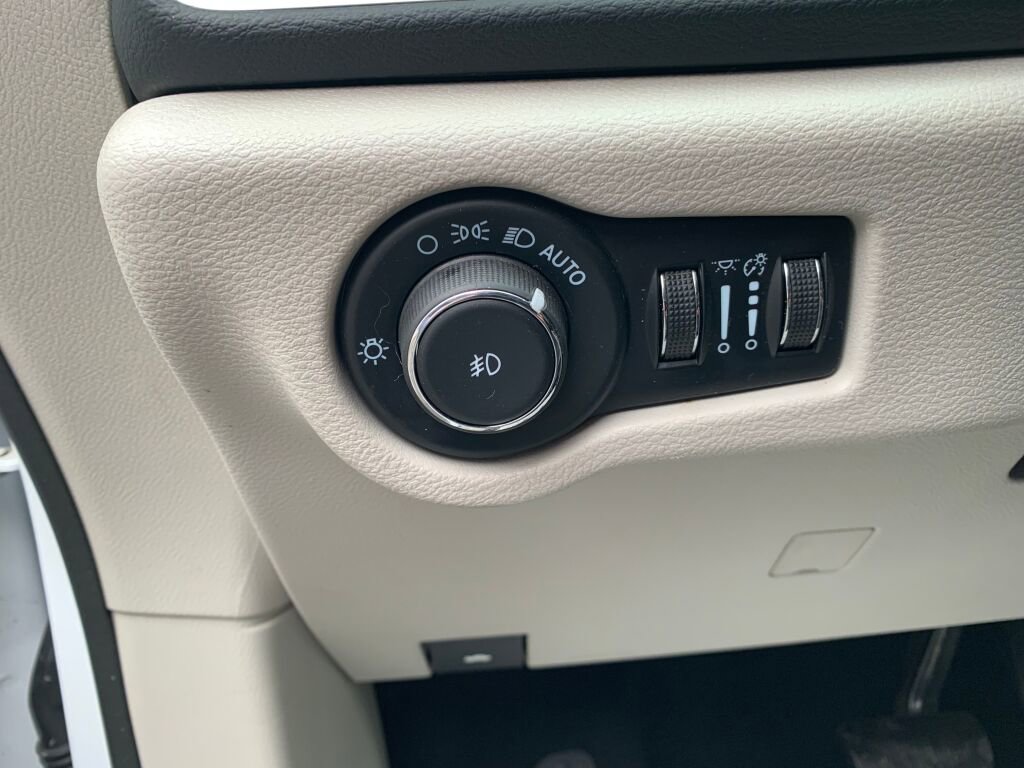 Used 2024 Chrysler Pacifica Touring-L image 12