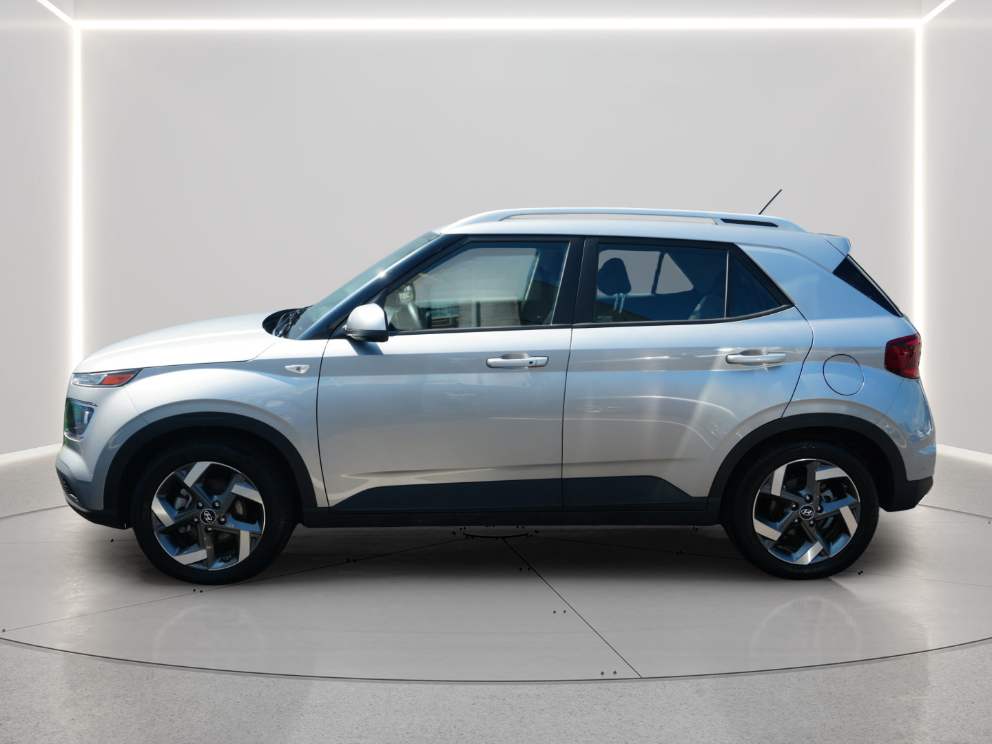 Used 2025 Hyundai Venue SEL FWD image 2