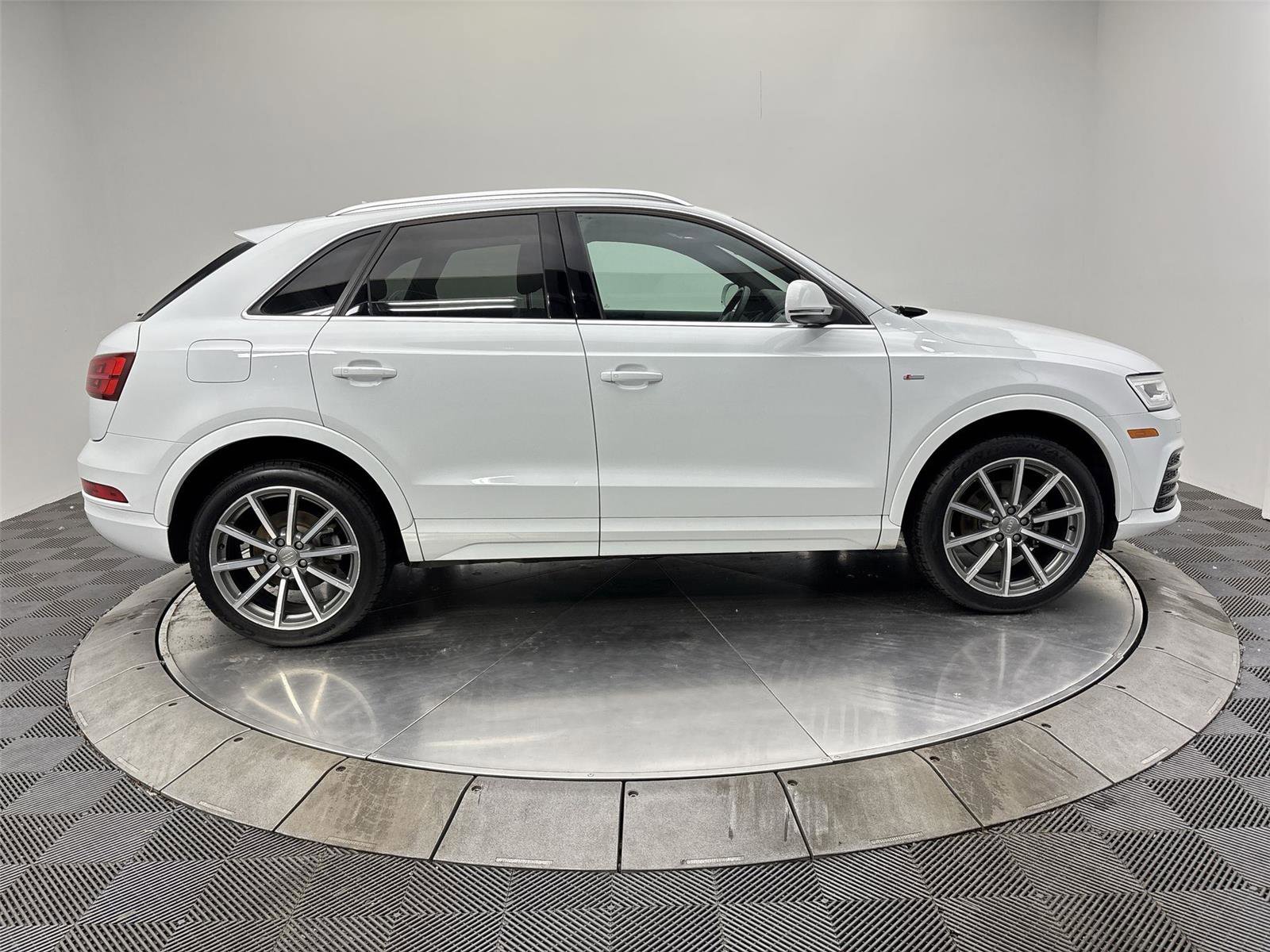 Used 2018 Audi Q3 2.0T Premium Plus w/ Premium Plus Package AWD/4WD image 17