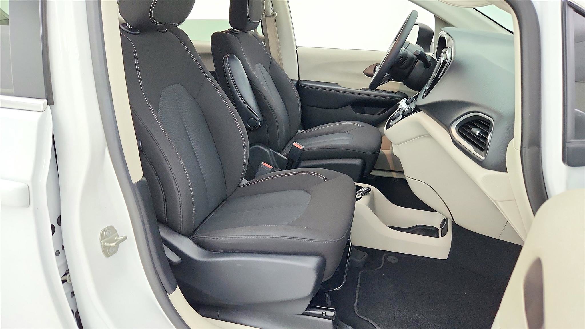 Used 2023 Chrysler Voyager LX FWD image 35
