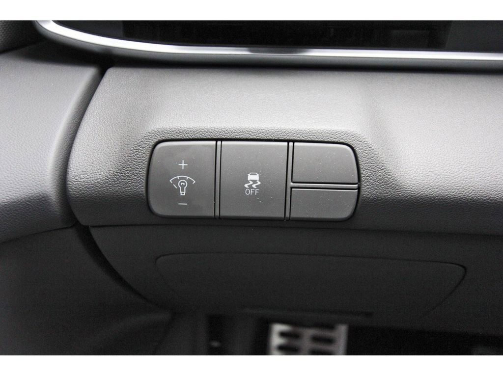 Certified 2025 Hyundai Elantra Sport image 22