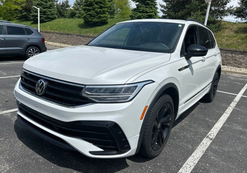 Used 2023 Volkswagen Tiguan SE R-Line AWD/4WD image 2
