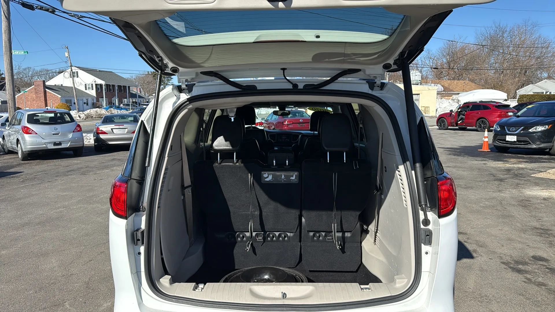 Used 2020 Chrysler Voyager Lxi image 7