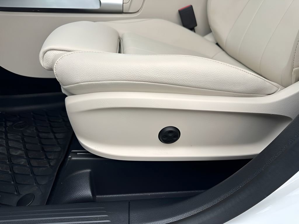 Used 2022 Mercedes-Benz GLB 250 4MATIC w/ Premium Package Lite image 10