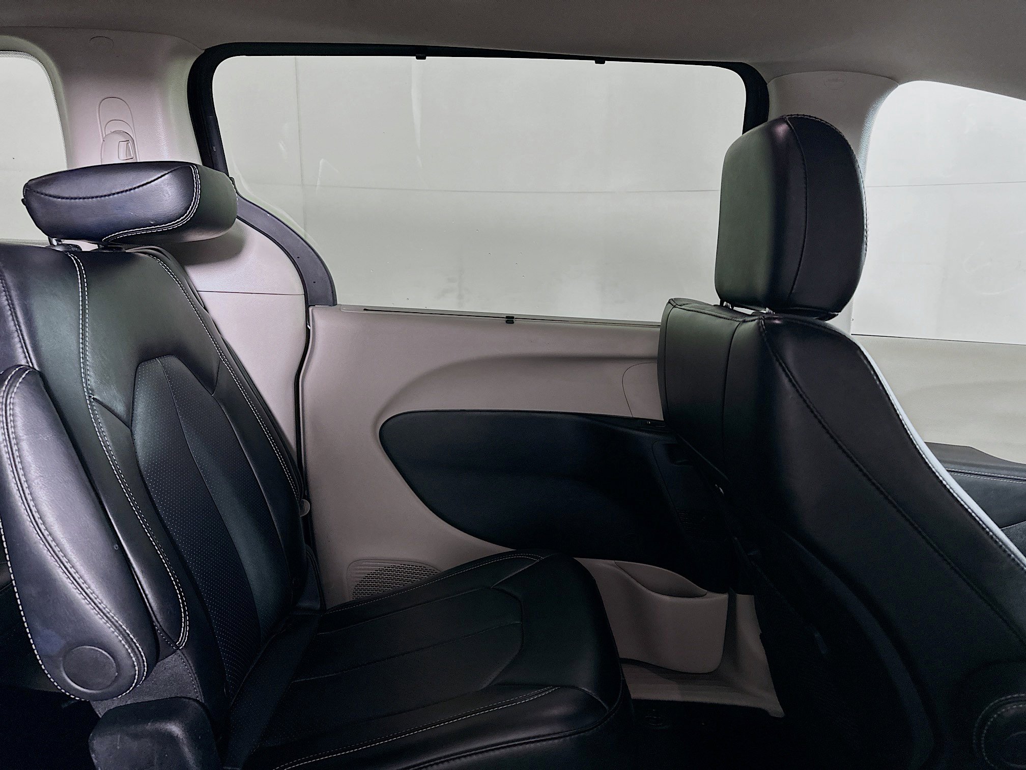 Used 2024 Chrysler Pacifica Touring-L image 25