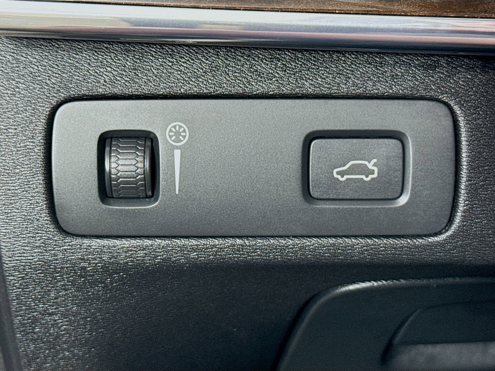 Used 2016 Volvo XC90 T6 Momentum AWD/4WD image 11