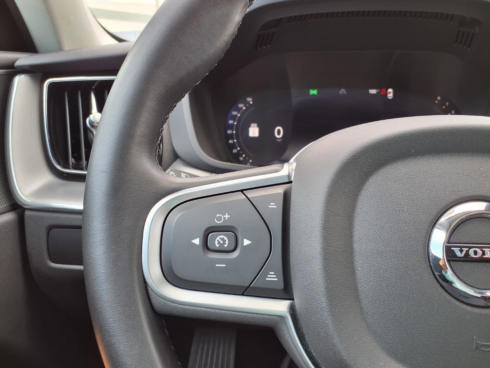 Certified 2025 Volvo XC60 B5 Core AWD/4WD image 30