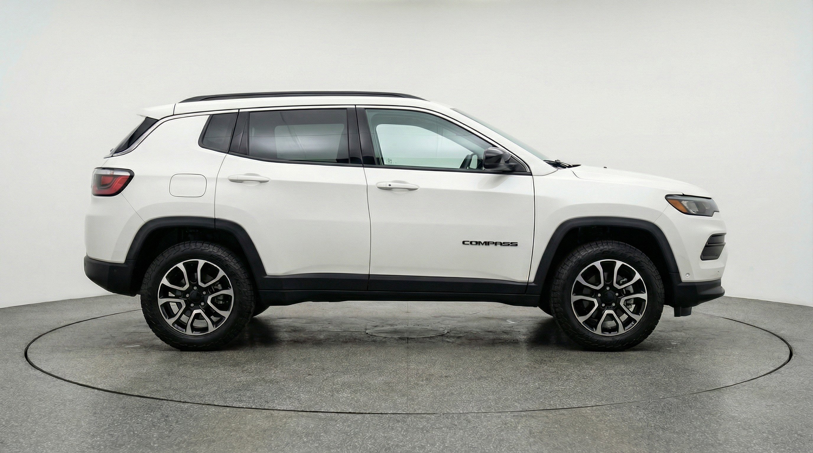 Used 2025 Jeep Compass Trailhawk image 11