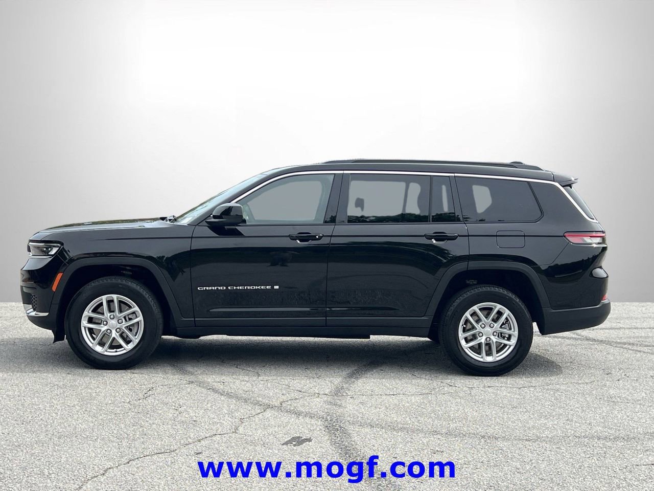 Used 2024 Jeep Grand Cherokee L Laredo AWD/4WD image 25