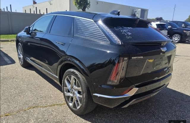 Certified 2025 Cadillac Optiq Luxury 2 w/ LPO, Floor Liner Package AWD/4WD image 4
