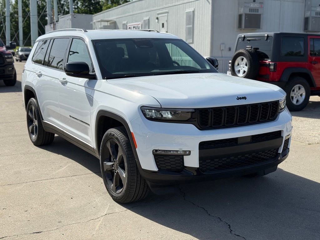Used 2025 Jeep Grand Cherokee L Limited w/ Black Appearance Package AWD/4WD image 4