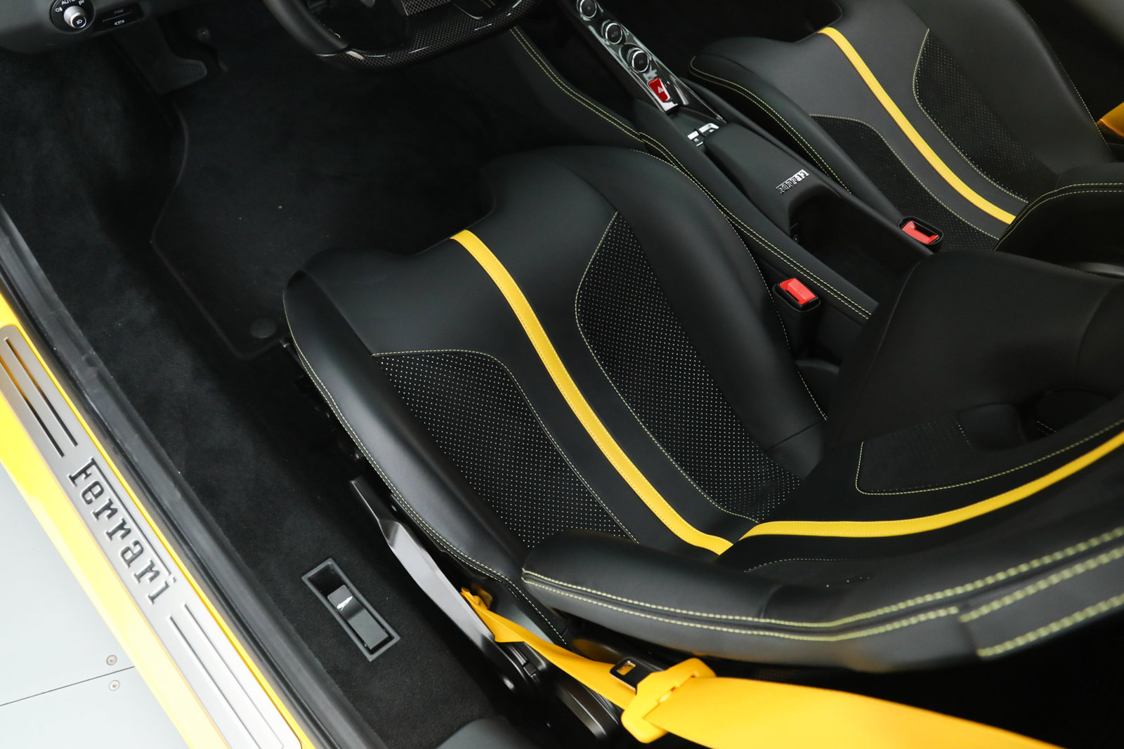 Certified 2022 Ferrari F8 Tributo RWD image 27