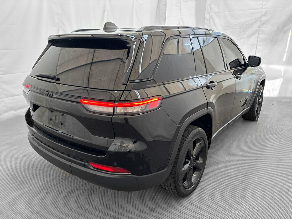 Used 2023 Jeep Grand Cherokee Altitude AWD/4WD image 7
